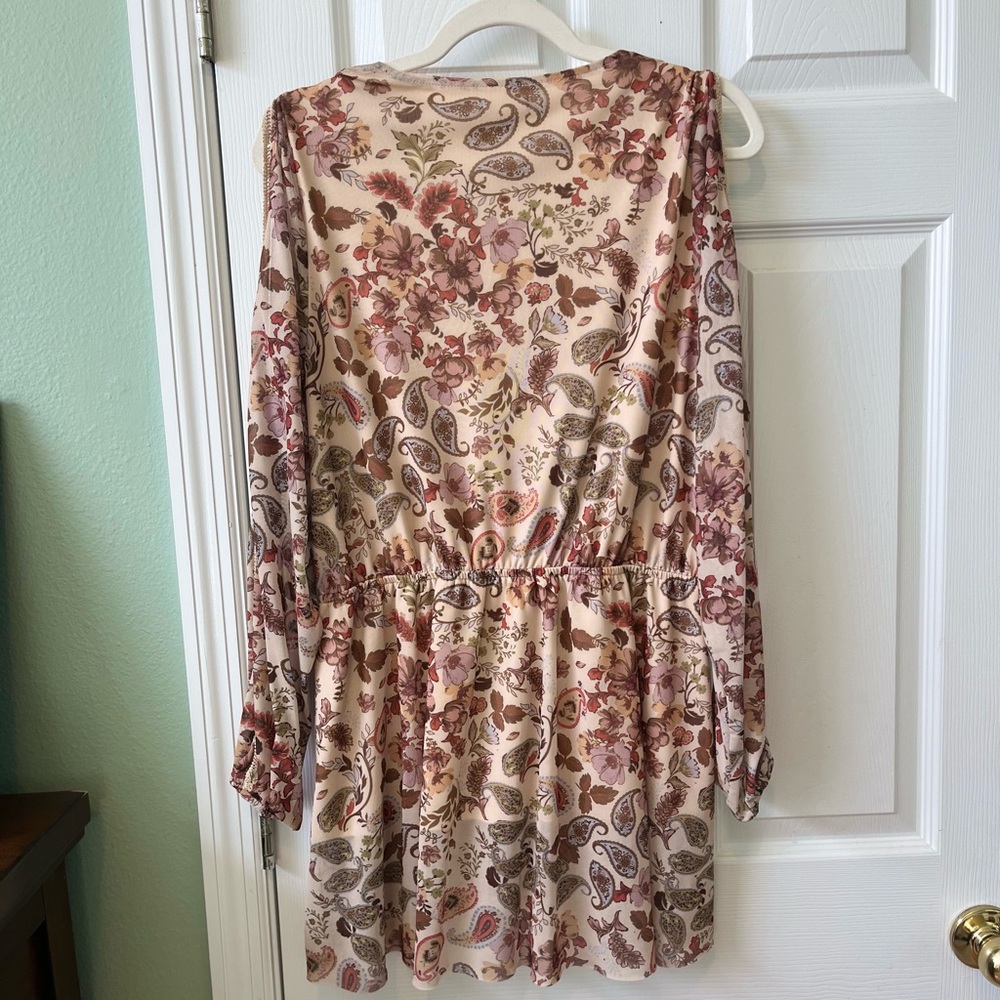 Gimmicks by Bke Floral Sleeve V-Neck Top - Picture 2 of 3